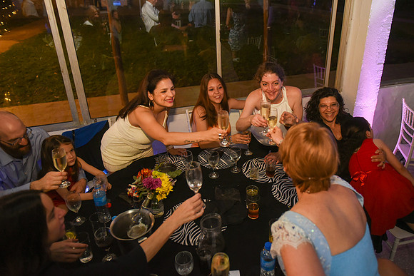 004 - Brindis389